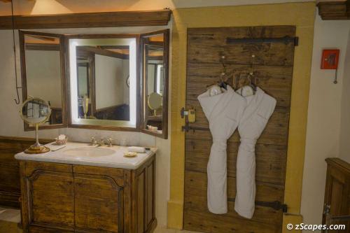 Chateau de Bagnols Vanity